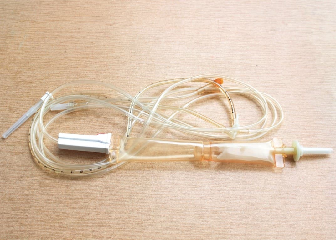 Equipo de infusão intravenosa montado.